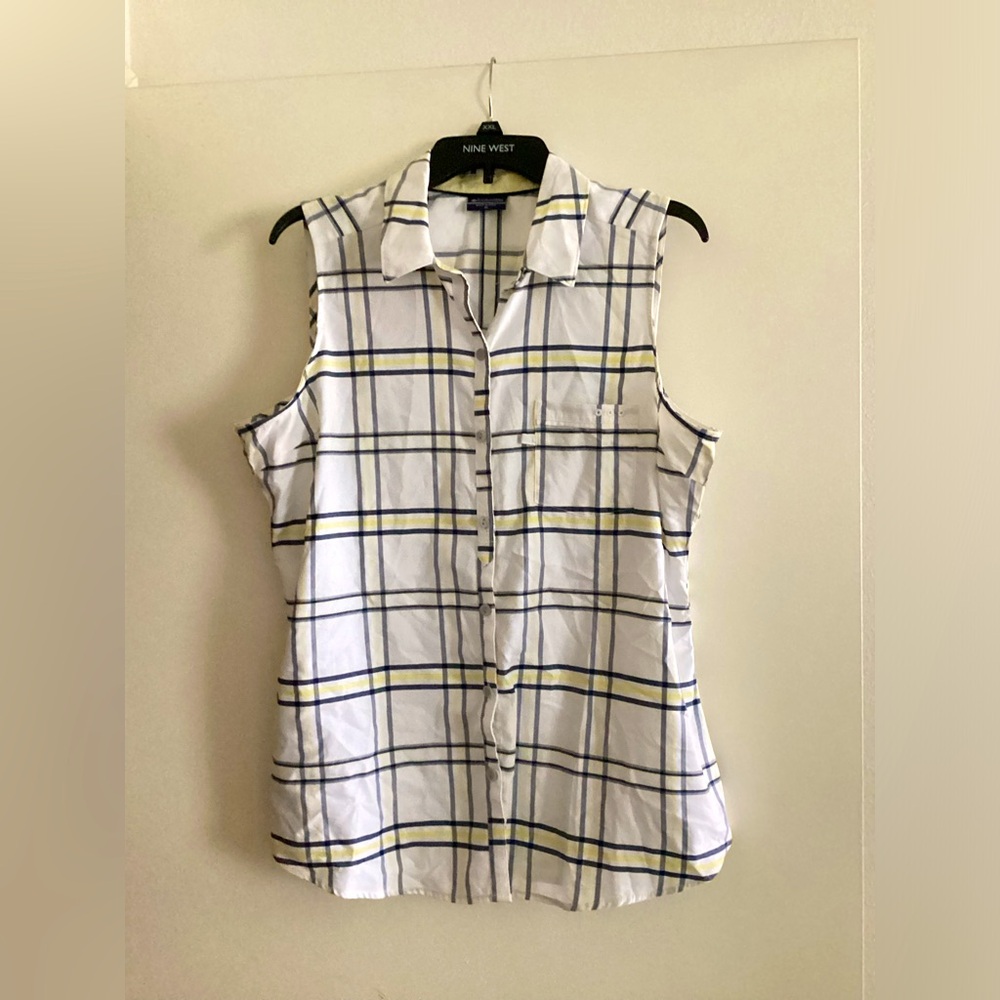 Columbia sleeveless button-down